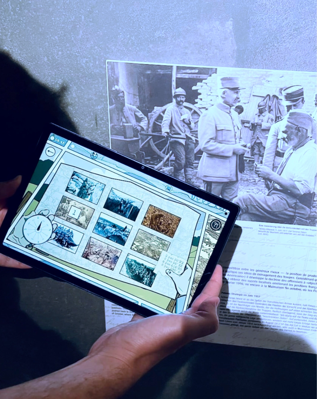Interface de jeu sur tablette intégrant des archives historiques dans un escape game culturel conçu pour la médiation et la valorisation du patrimoine.