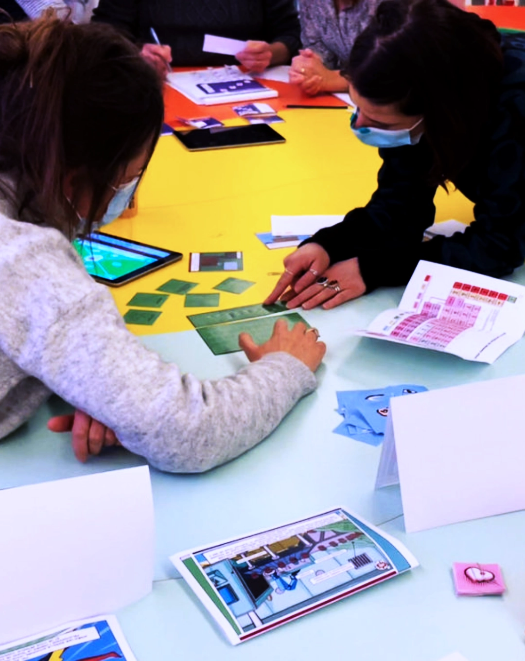 Participant·es beta-testant l'escape game éducatif STEM, coopérant autour d’énigmes scientifiques pour découvrir les sciences, la technologie et l’ingénierie.