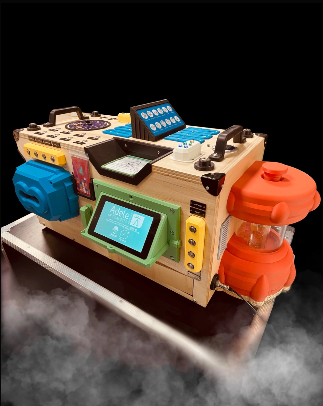 Dispositif de jeu immersif de sensibilisation à la surdité, conçu comme un serious escape game avec interfaces numériques et éléments manipulables.