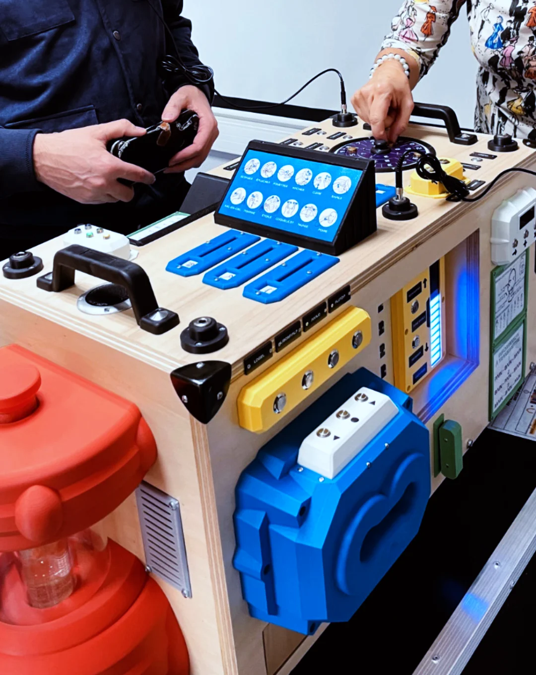 Détails du dispositif ludique de L’Appareil Sonien : interfaces tactiles, boutons et mécaniques de jeu utilisées dans un escape game de sensibilisation à la malentendance