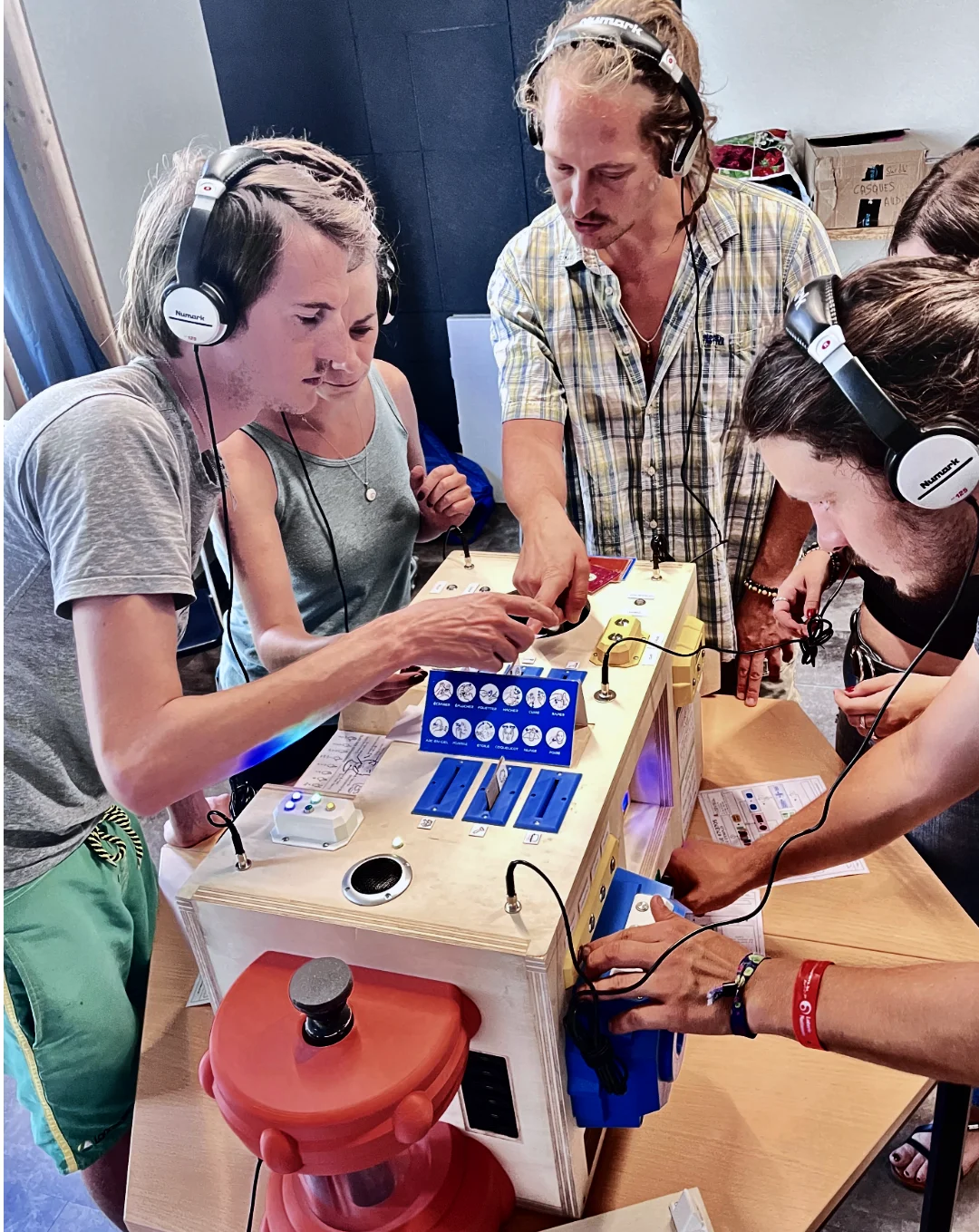 Participant·es en train de jouer à L’Appareil Sonien, un escape game immersif conçu pour sensibiliser aux difficultés vécues par les personnes malentendantes.