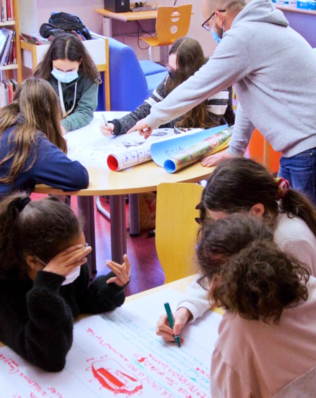 Jeunes en phases de conception et d'écriture du jeu