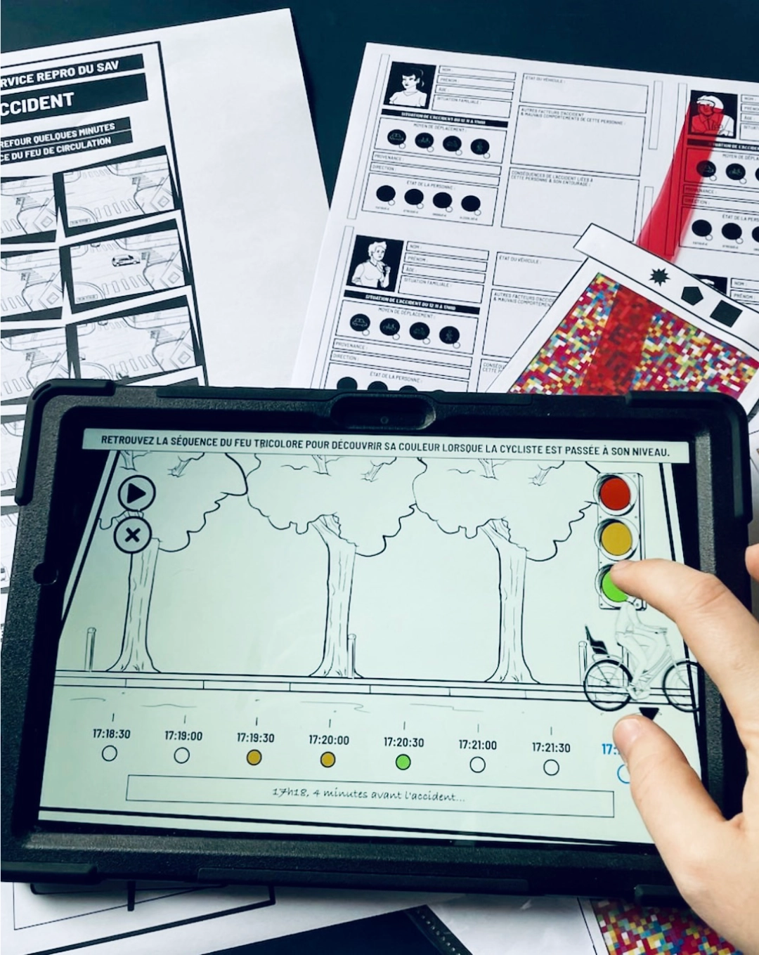 Atelier du tribunal dans l’escape game Seconde Chance, avec un kakémono présentant des documents d’enquête liés aux conséquences d’un accident de la route.