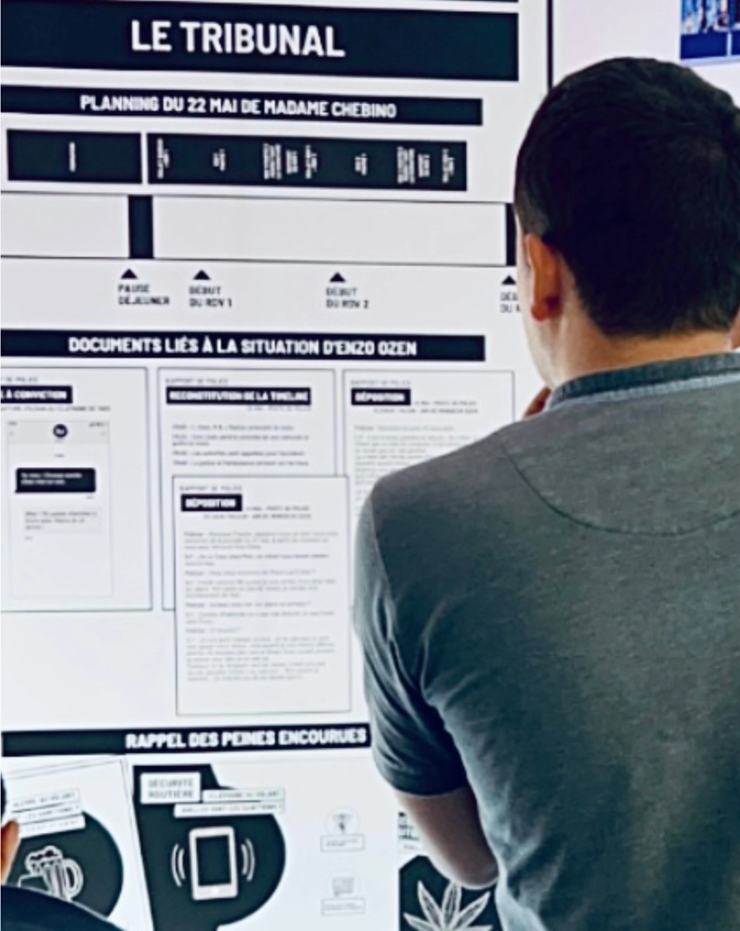 Atelier du tribunal dans l’escape game Seconde Chance, avec un kakémono présentant des documents d’enquête liés aux conséquences d’un accident de la route.