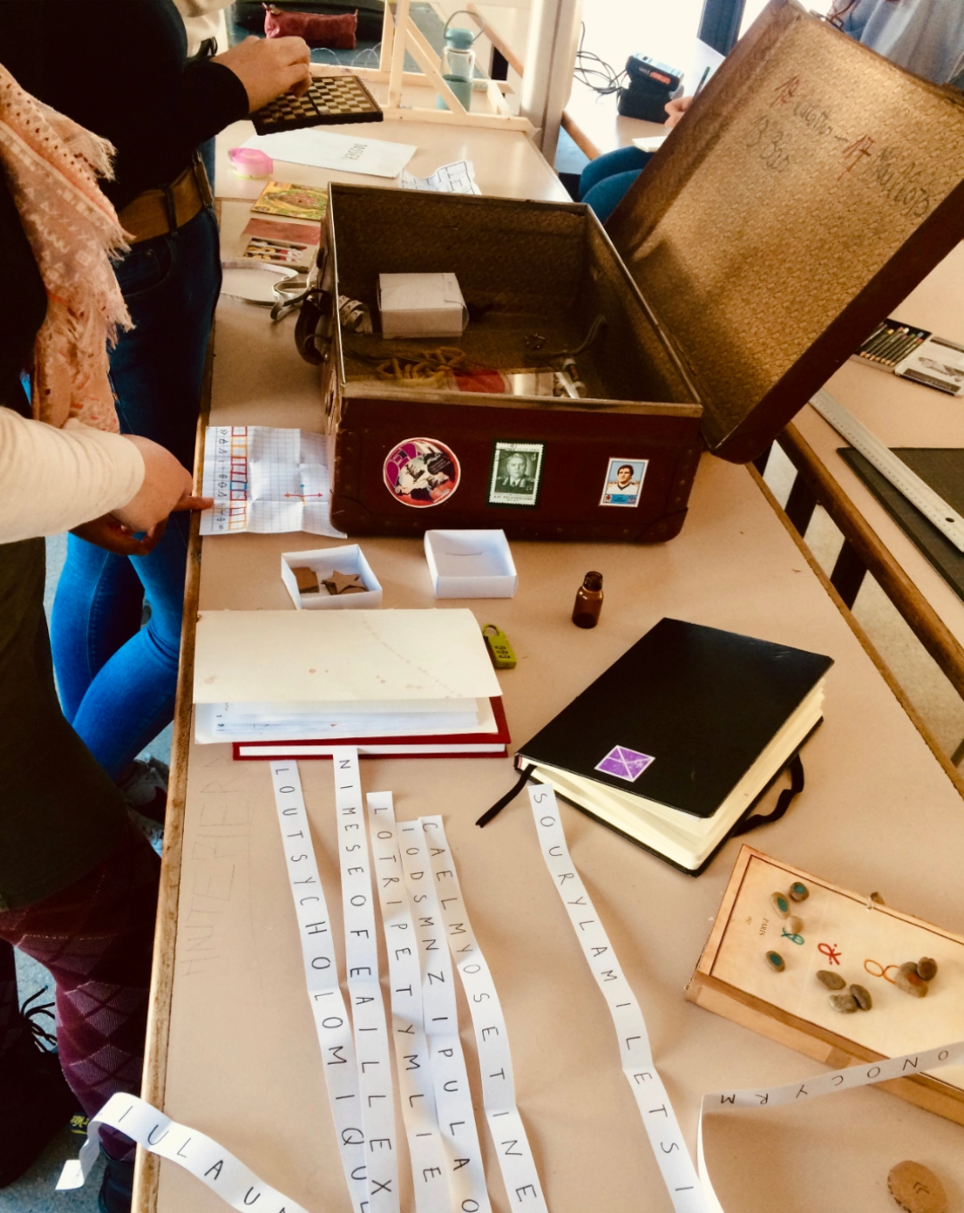 Prototype d’escape game pédagogique avec boîte de jeu, cartes, supports imprimés et éléments manipulables.